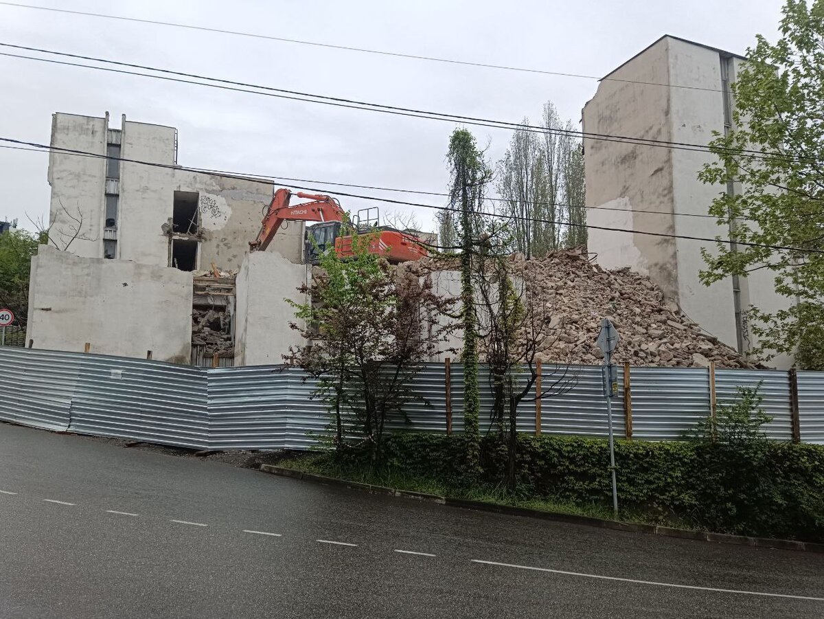 Снос аварийного здания на горе Бытха в Сочи 2023