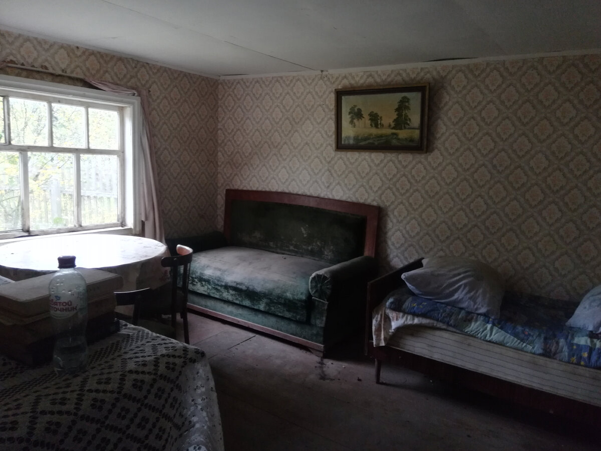 В домике висят картины и стоит офигенный диван