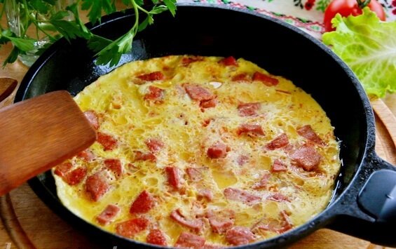 Омлет рецепт на сковороде с колбасой и помидорами рецепт с фото пошагово