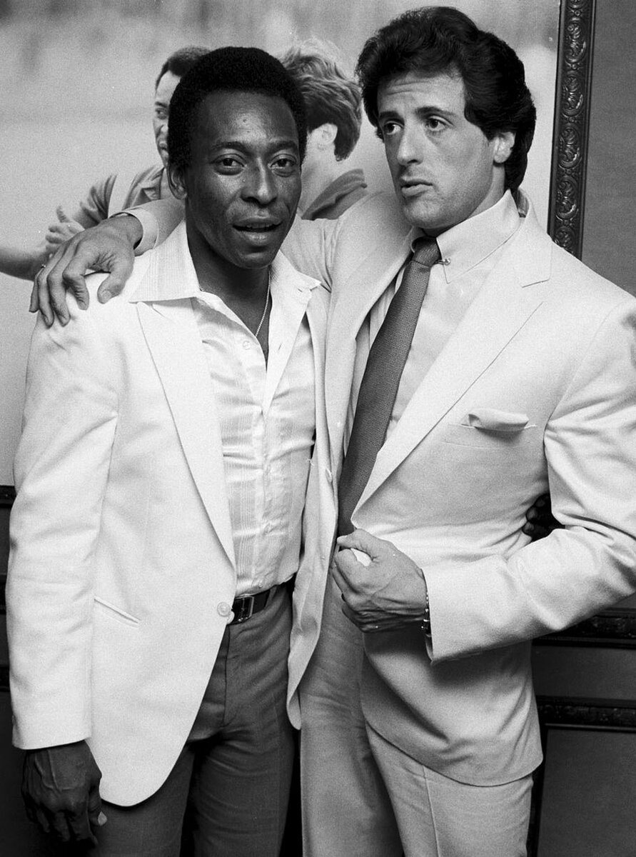 Пеле в шикарном белом костюме вместе с Сильвестром Сталлоне. Отдельного внимания заслуживают фактура и воротник рубашки