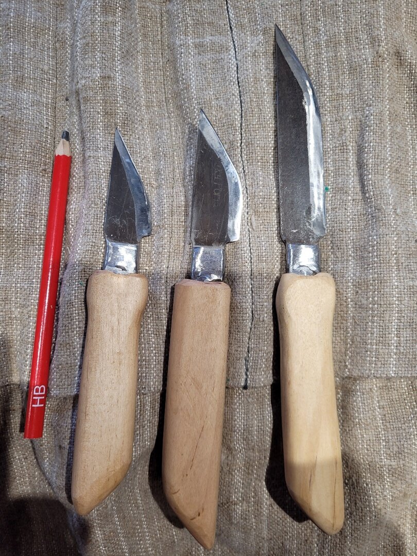 Ножи сапожные (слева) и засапожный, трансформированные в ножи для резьбы по дереву. Работа автора.