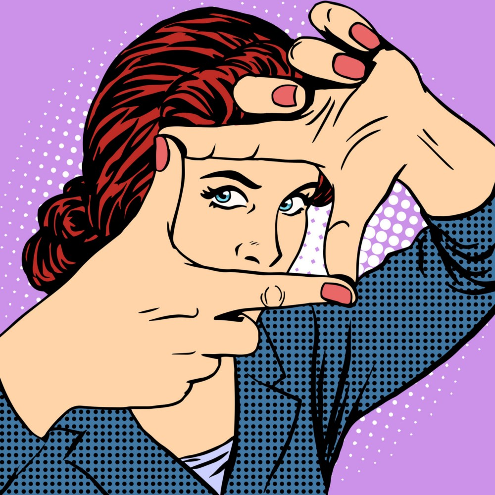 Девушка наводит ракурс руками