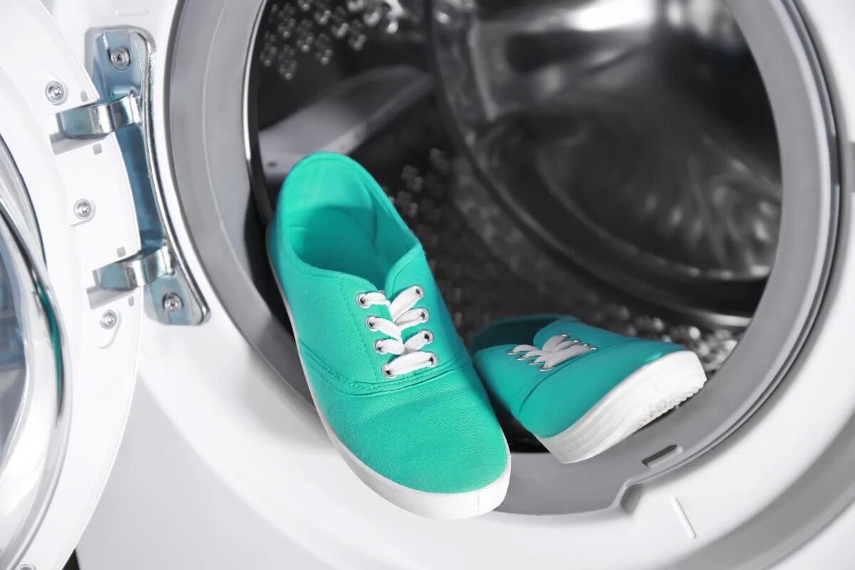 Можно ли стирать кеды в стиральной машине. Кроссовки в стиральной машине. Стиральная машина для обуви. Детские кроссовки в стиралке. Подставка для кроссовок в стиральной машине.