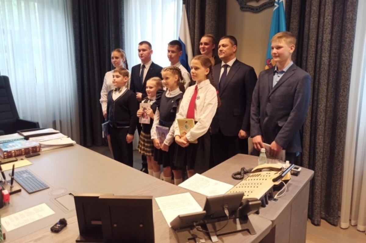    Девять отличников встретились с губернатором Псковской области