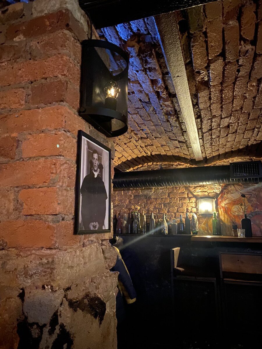 Интерьер бара S`aint Bar.