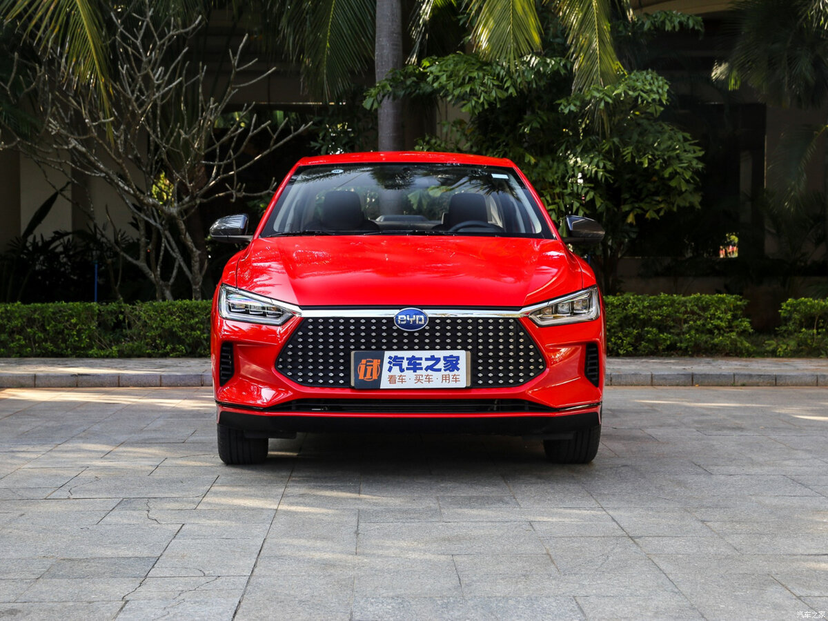 Внешне автомобиль выглядит современным и даже несколько агрессивным из-за большого бампера. 