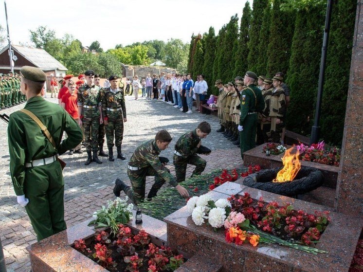 Ребенок возлагает цветы к вечному огню рисунок