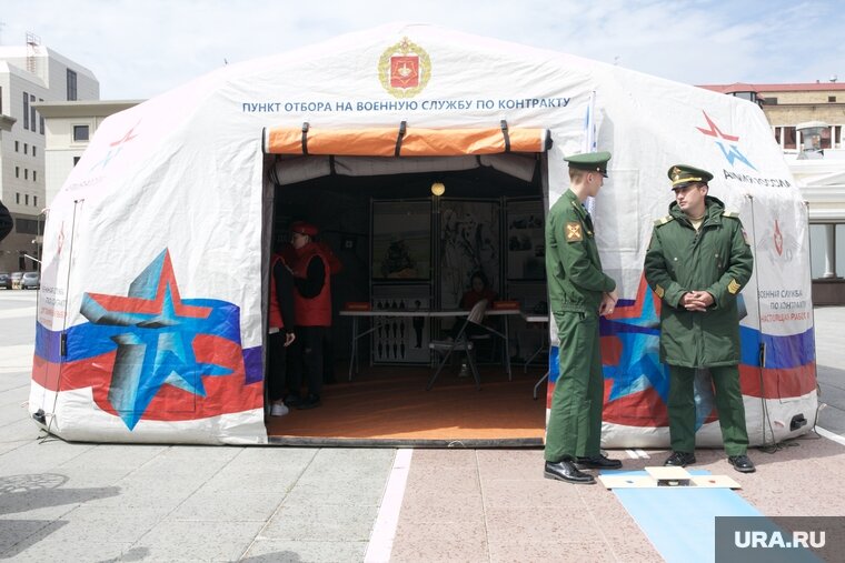    В ЯНАО на площадках праздника развернут пункты приема на военную службу по контракту