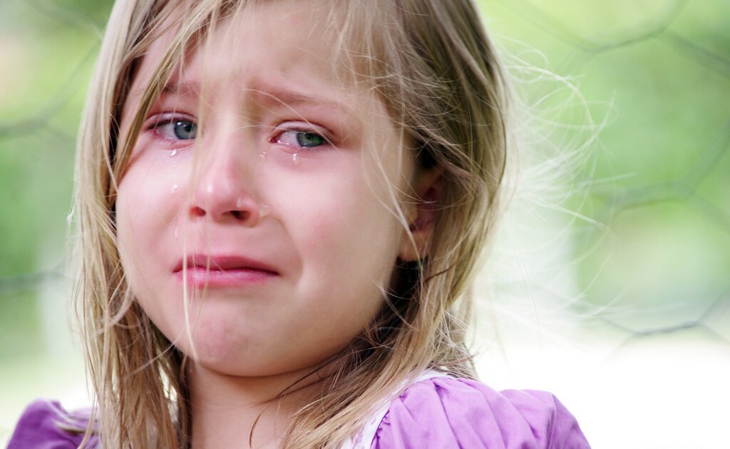 Ребенок плачет в детском лагере. Фото из сетей интернета