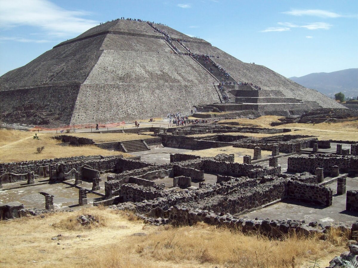 Пирамида Солнца, Теотиуакан. Изображение взято с сайта: https://topraksti.lv/10-iespaidigas-pilsetas-no-pasaules-vestures-foto/6140/2/