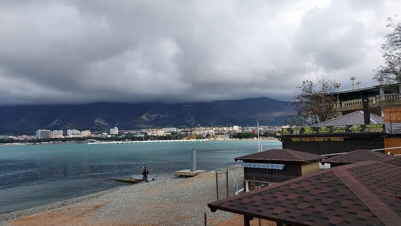 Вид на гору с набережной Геленджика 