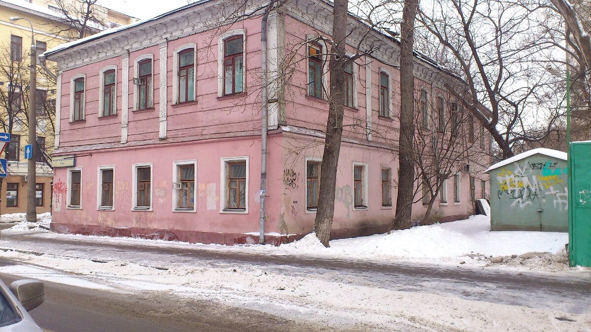 Стены рушатся, дерево гниёт!