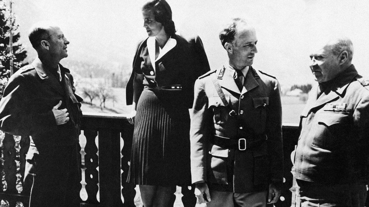    9 мая 1945 года. Король Бельгии Леопольд III (второй справа) и его жена, принцесса Лилиан де Рети (вторая слева) беседуют с командующими армией США в Стробеле после их освобождения / Фото: ASSOCIATED PRESS / ТАСС