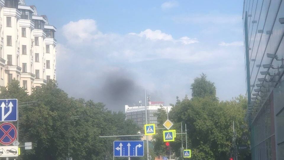     Утро в Тюмени сегодня началось с серьезного пожара в пятиэтажном доме по улице Луначарского, Луначарского, 51.