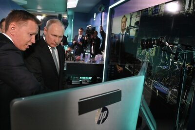    Президент РФ Владимир Путин осматривает выставку передовых разработок в области квантовых технологий госкорпорации "Росатом" и ОАО "РЖД". Выставка проходит в рамках форума будущих технологий "Вычисления и связь. Квантовый мир" в Москве. Слева: сооснователь Российского квантового центра Руслан Юнусов. ©Александр Казаков РИА Новости