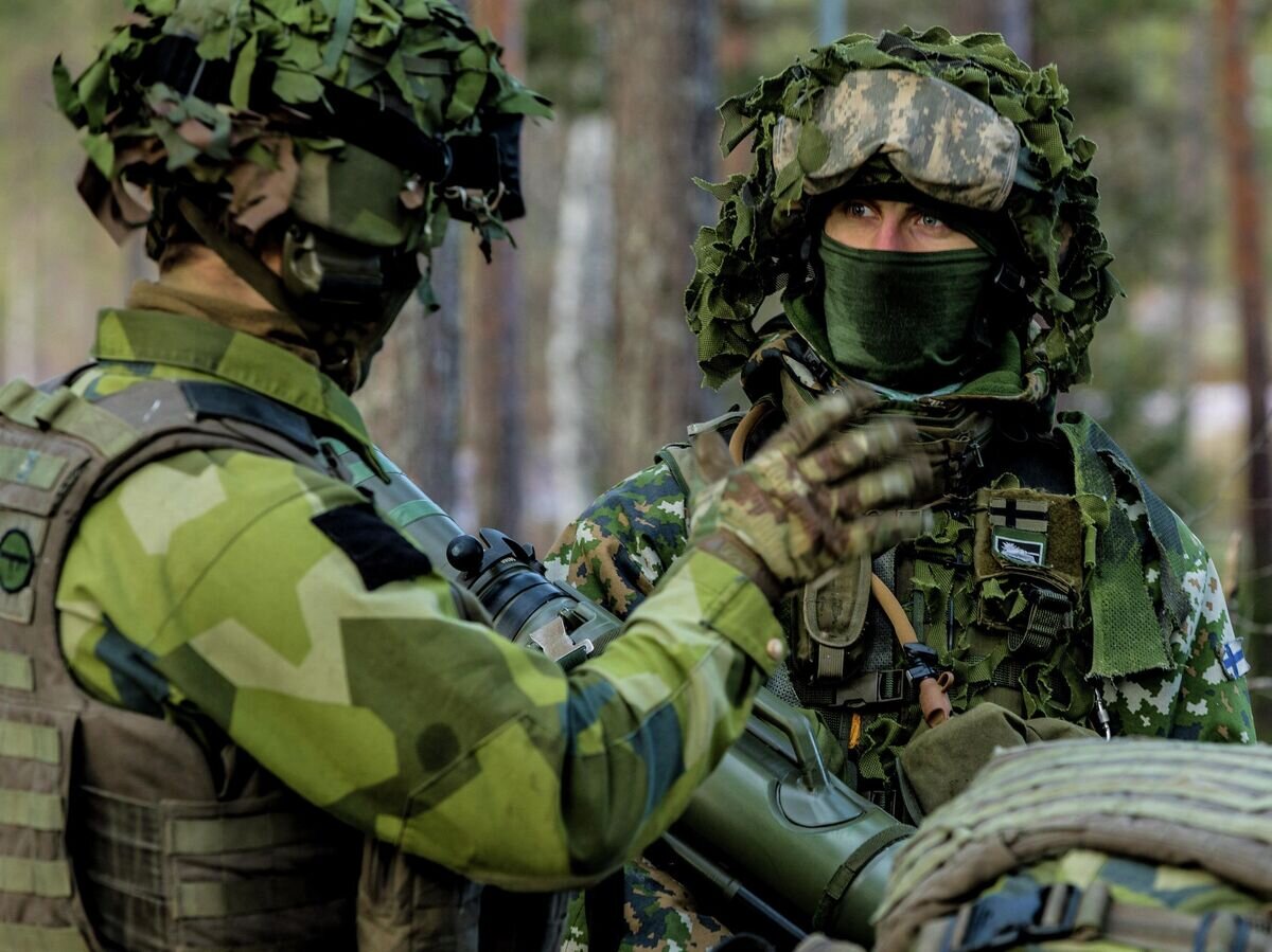    Шведский и финский военнослужащие во время совместных учений© Фото : Finnish Defence Forces
