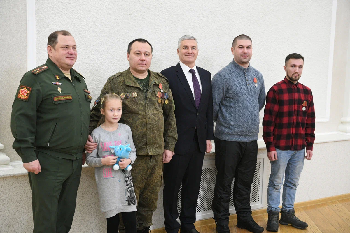 Глава республики А. Парфенчиков (в центре) с участниками СВО после церемонии награждения