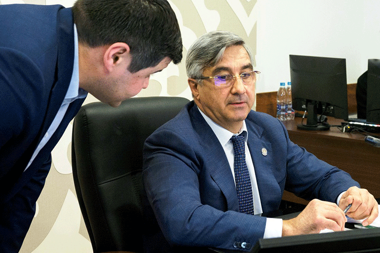 «Василь Шайхразиев получил ответ от ФАДН по поводу языкового конфликта, произошедшего из-за «Списка языков России» от Института языкознания РАН. В письме была следующая формулировка: «Государственные органы составлением «Списка языков» не занимаются»Фото: «БИЗНЕС Online»