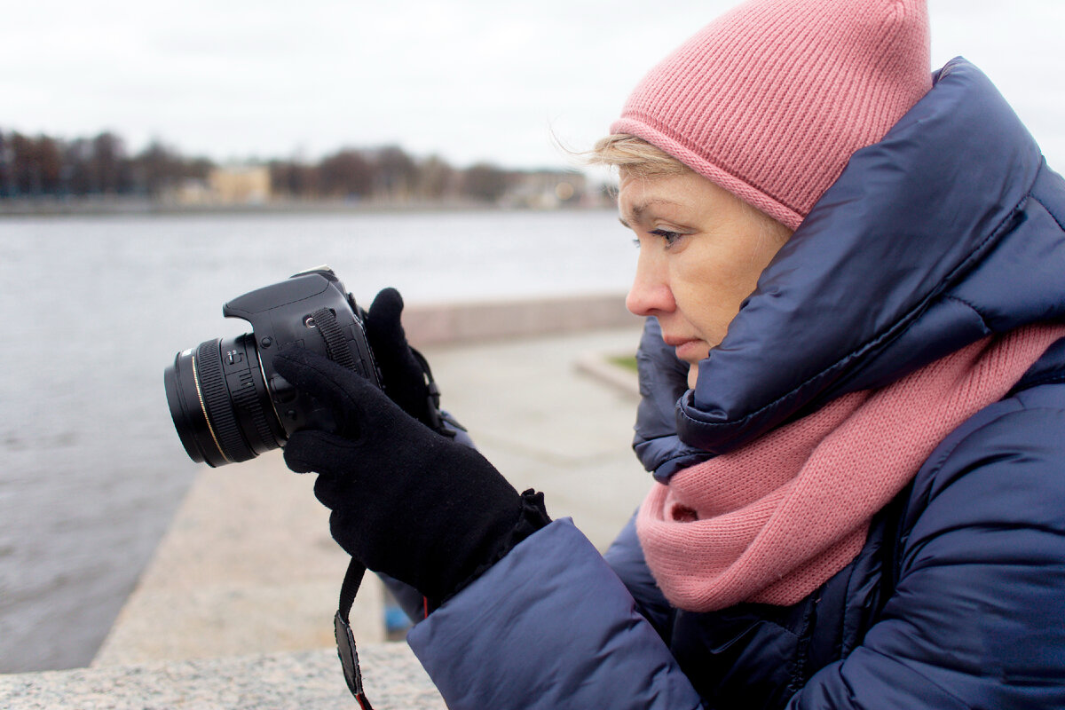 Фотограф готовит фотоаппарат к ночной съемке