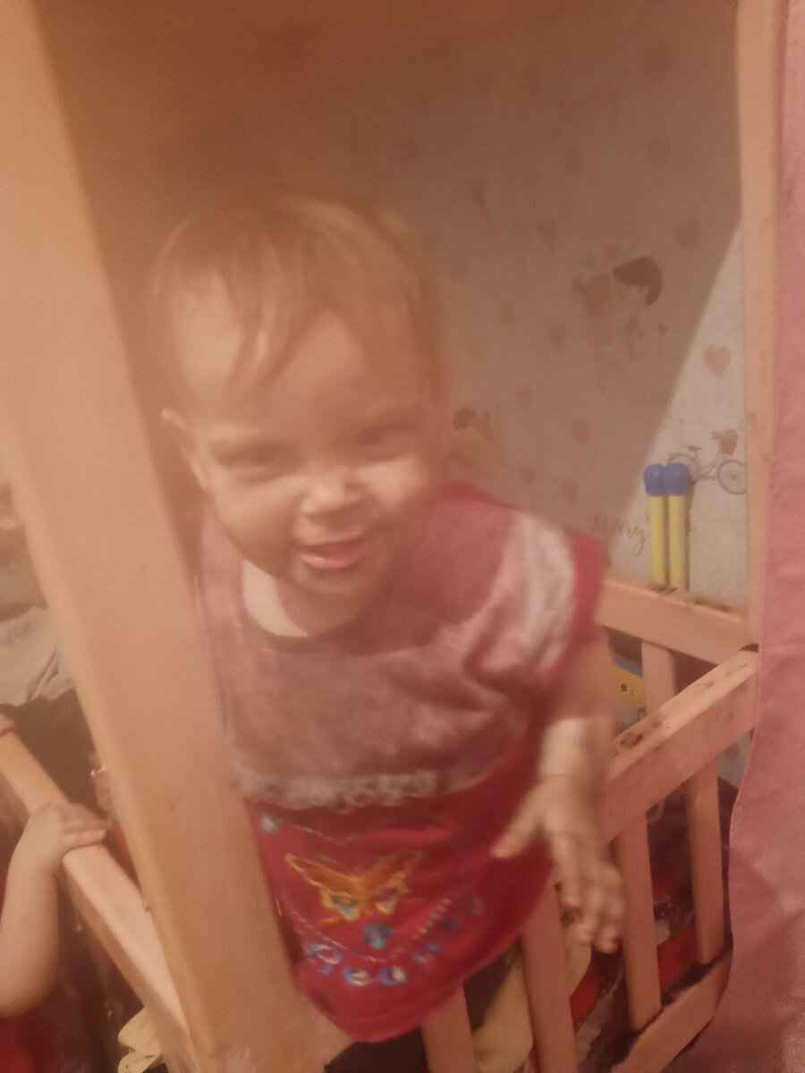 Юля залезла в цветок.