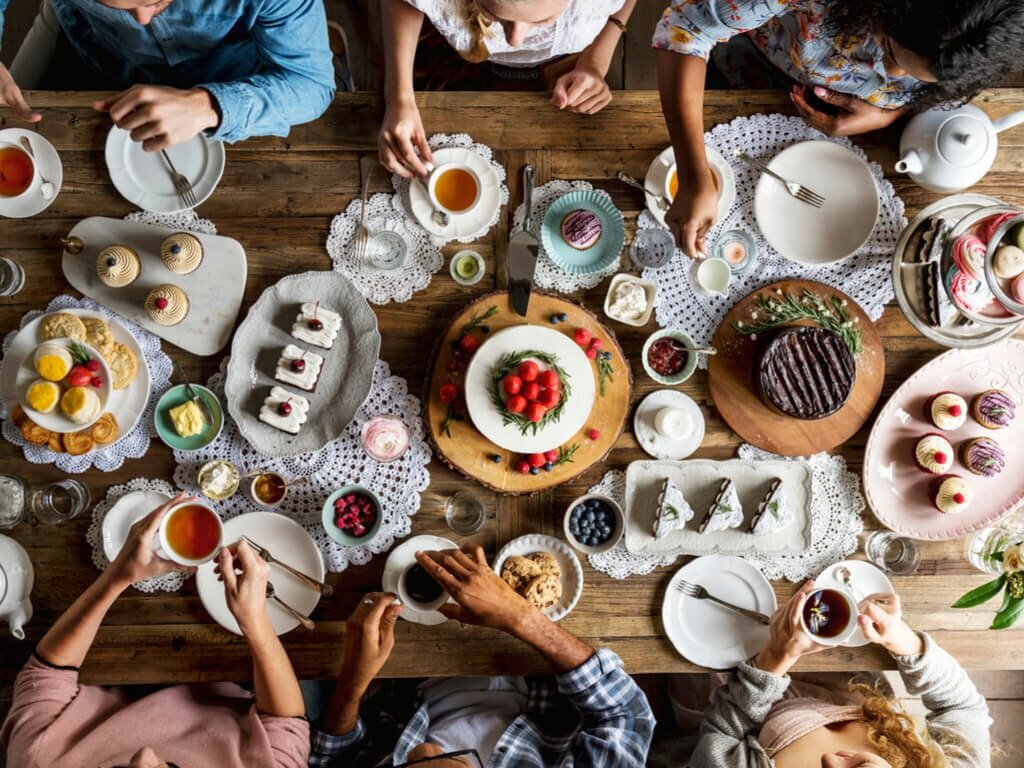 Еда кругом, но это не значит, что весь ВАШ мир должен крутиться вокруг тарелки! | Фото: ВКонтакте 