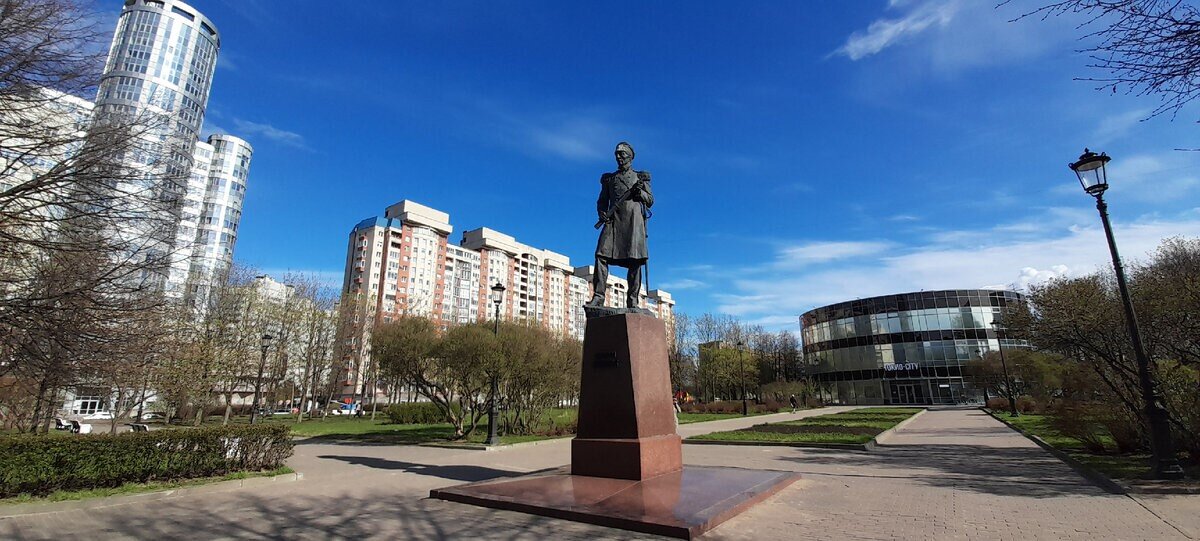 Памятник П.Нахимову в Санкт-Петербурге на Васильевском острове.