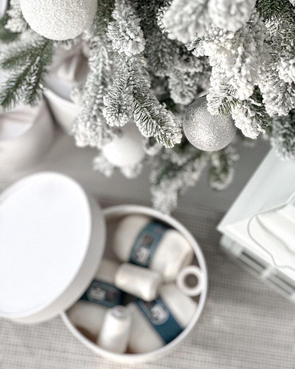 На этот проект из пуха норки пряжа идеально сочетается с новогодней декорацией в студии 🤍.