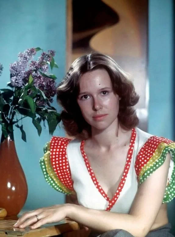 Евгении Симоновой на сегодняшний день 68 лет, и она до сих пор выходит на сцену любимого ею театра. И все же 13 лет борьбы со страшной болезнью дают о себе знать.-4