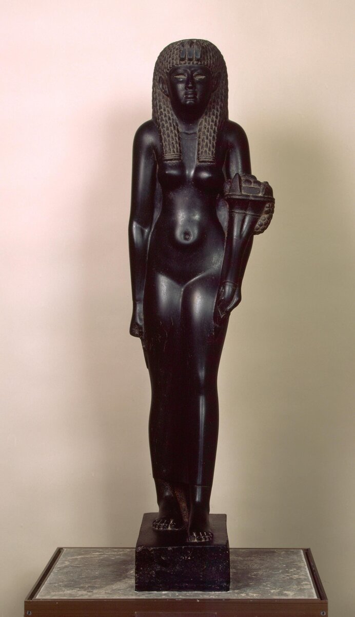 Статуя царицы Клеопатры. I в. до н.э. Древний Египет. Династия Птолемеев. Материал: базальт. Высота 104,7 см. Поступил в 1929 г. Передан из дворца в Петергофе. Эрмитаж