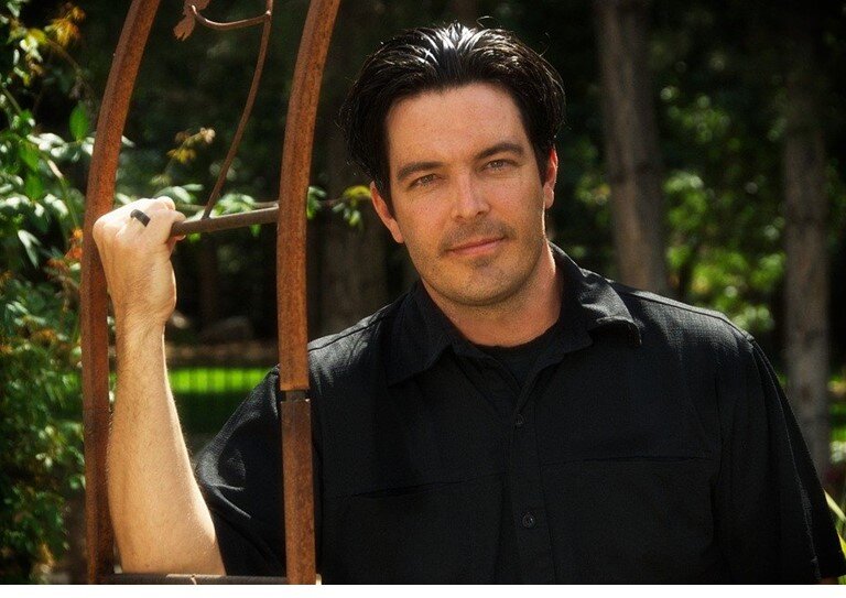 Примерно так выглядел Шурик на тот момент  https://cdn.pixabay.com/photo/2014/09/30/22/50/male-467711_960_720.jpg