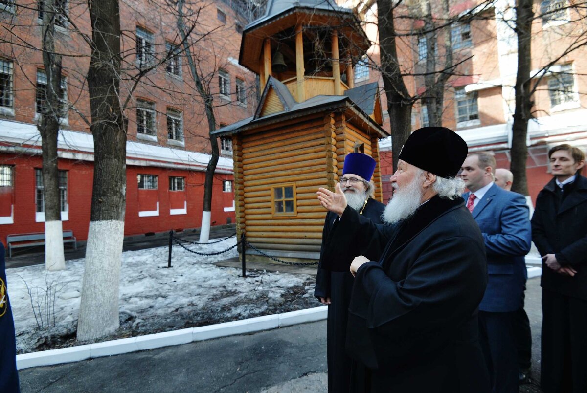 Священники, депутаты, прокуроры часто встречаются с обитателями тюрьмы. ЛИСТАЙТЕ ГАЛЕРЕЮ С ФОТО ВПРАВО! Источник: https://foto.patriarchia.ru/news/poseshchenie-svyateyshim-patriarkhom-kirillom-butyrskoy-tyurmy-v-prazdnik-paskhi/  