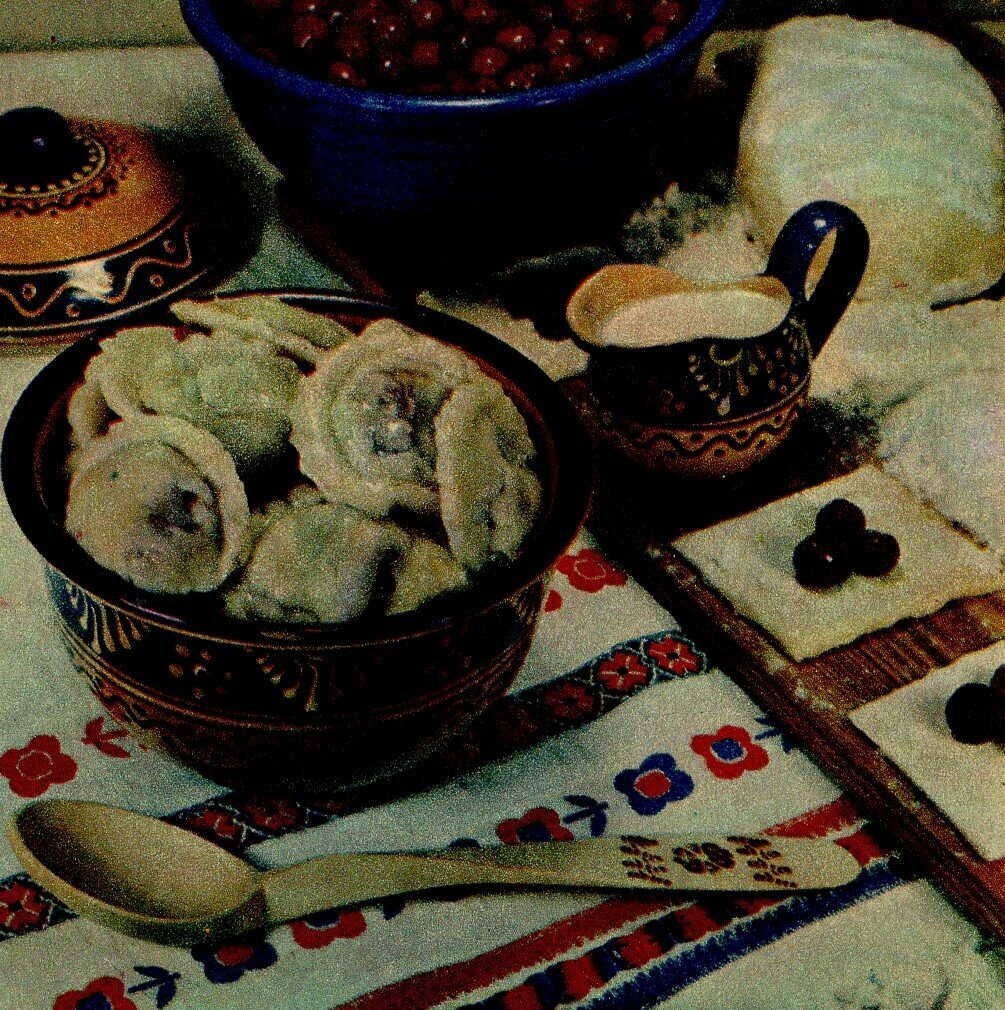 Фото автора с открытки Блюда украинской кухни. Вареники с вишней.