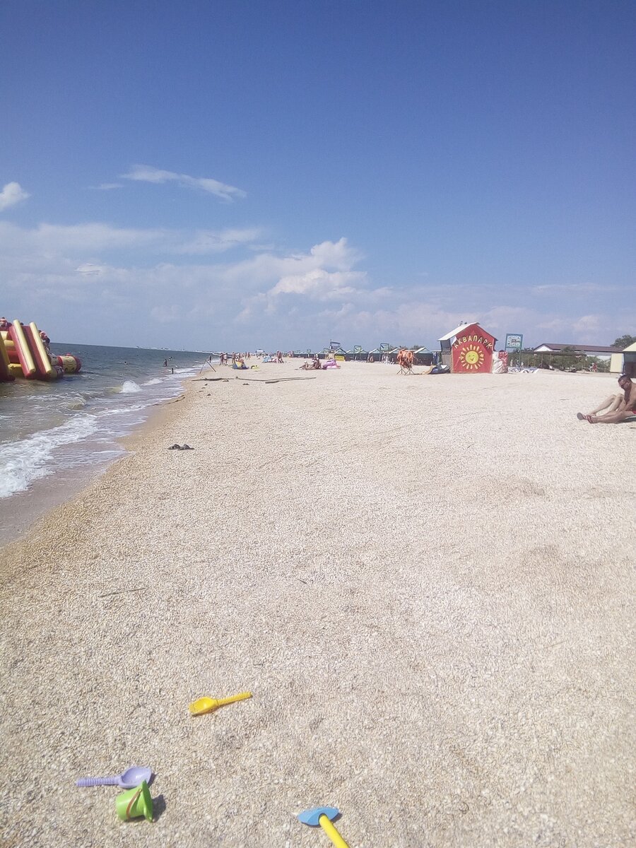 Пляж нельзя назвать многолюдным.