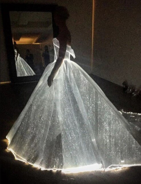 Клэр Дейнс на Met Gala  в инновационном платье из оптоволоконных нитей. Фото - cosmo, скрин автора.