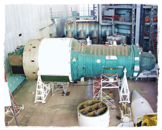 Орбитальная станция «Алмаз» в цехе предприятия. Фото из архива НПО машиностроения.