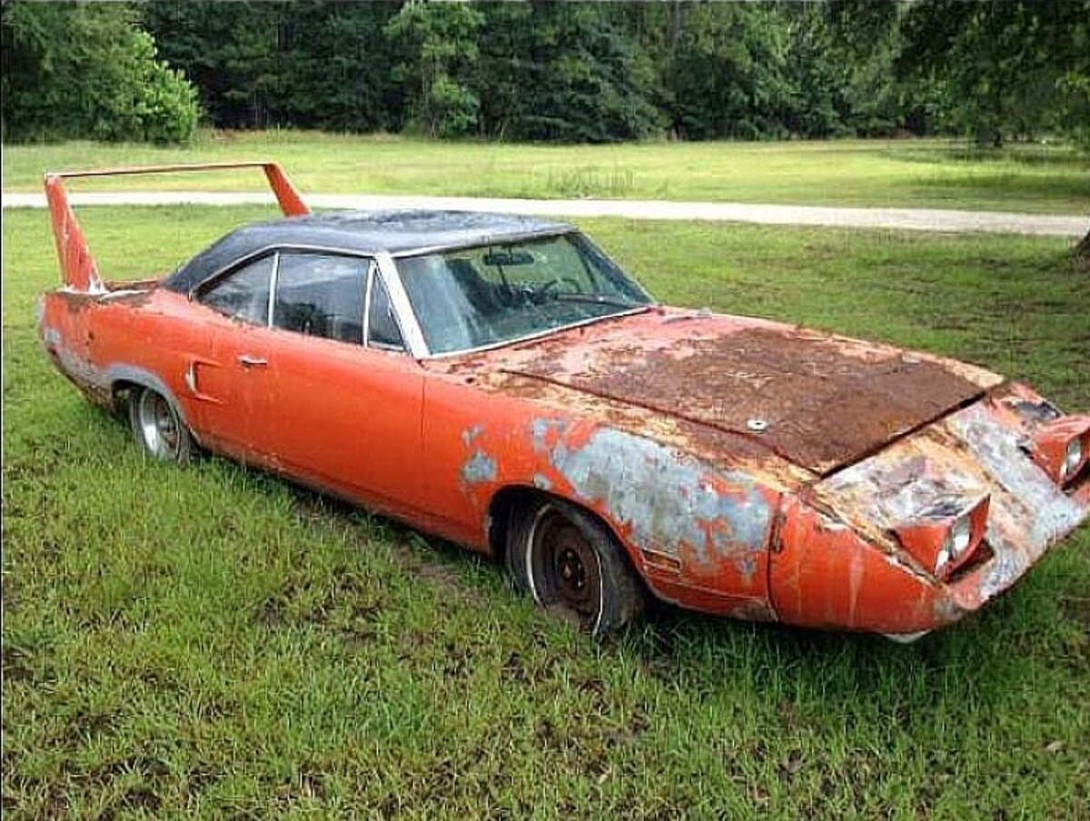 Finding cars. Plymouth Superbird Barn. Додж Чарджер Дайтона 1969 вин дизель. Dodge Charger 1969 вин дизель. Rust Nissan.