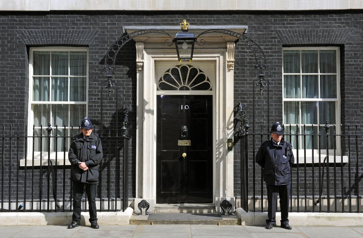 10 downing street. Даунинг-стрит 10 в Лондоне. Улица Даунинг стрит в Лондоне. Резиденция премьер-министра Великобритании. Резиденция премьер-министра на Даунинг стрит.