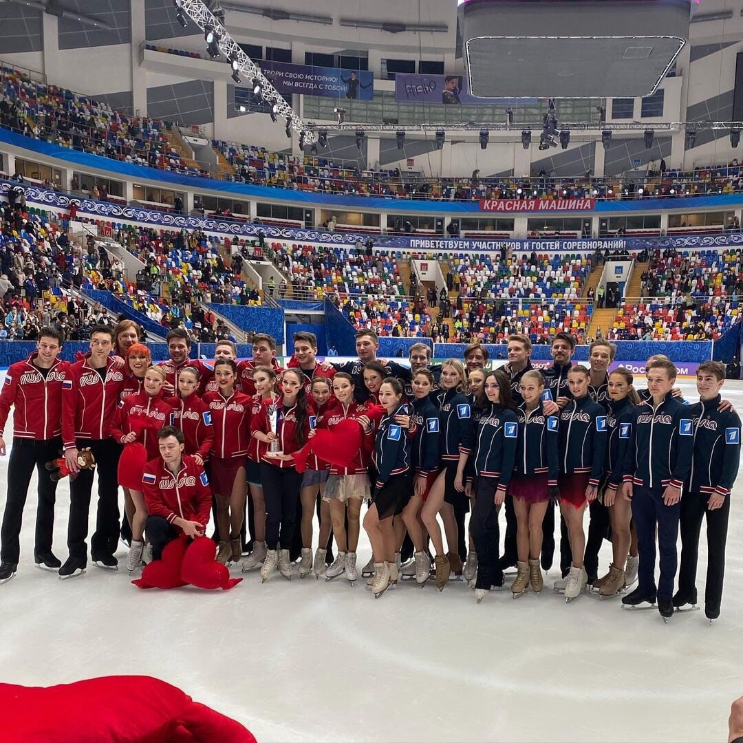 Из инстаграма sokolovskaya_team. В красном - «Красная Машина», в синем - «Время первых»