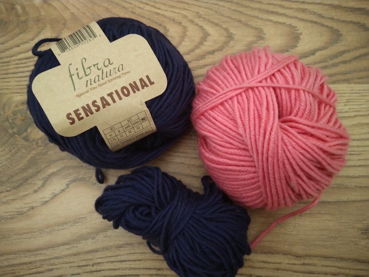 Синей пряжи моток и ещё кусочек, розовой чуть меньше мотка, я из него вязала завязки на шапочку