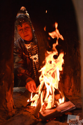 Алгыс совершает старший член семьи или группы. Обычно мужчина, однако при отсутствии мужчин алгыс может провести старшая  женщина 