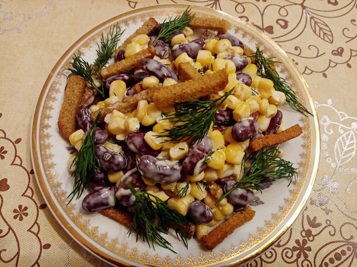 Салат с консервированной фасолью, кукурузой и сухариками рецепт – Турецкая кухня: Салаты. «Еда»