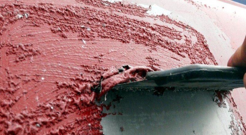 Удаляем вспучившуюся краску шпателем