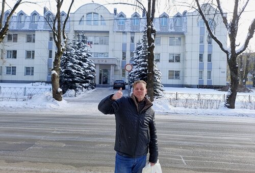 Автор напротив Гатчинского городского суда.