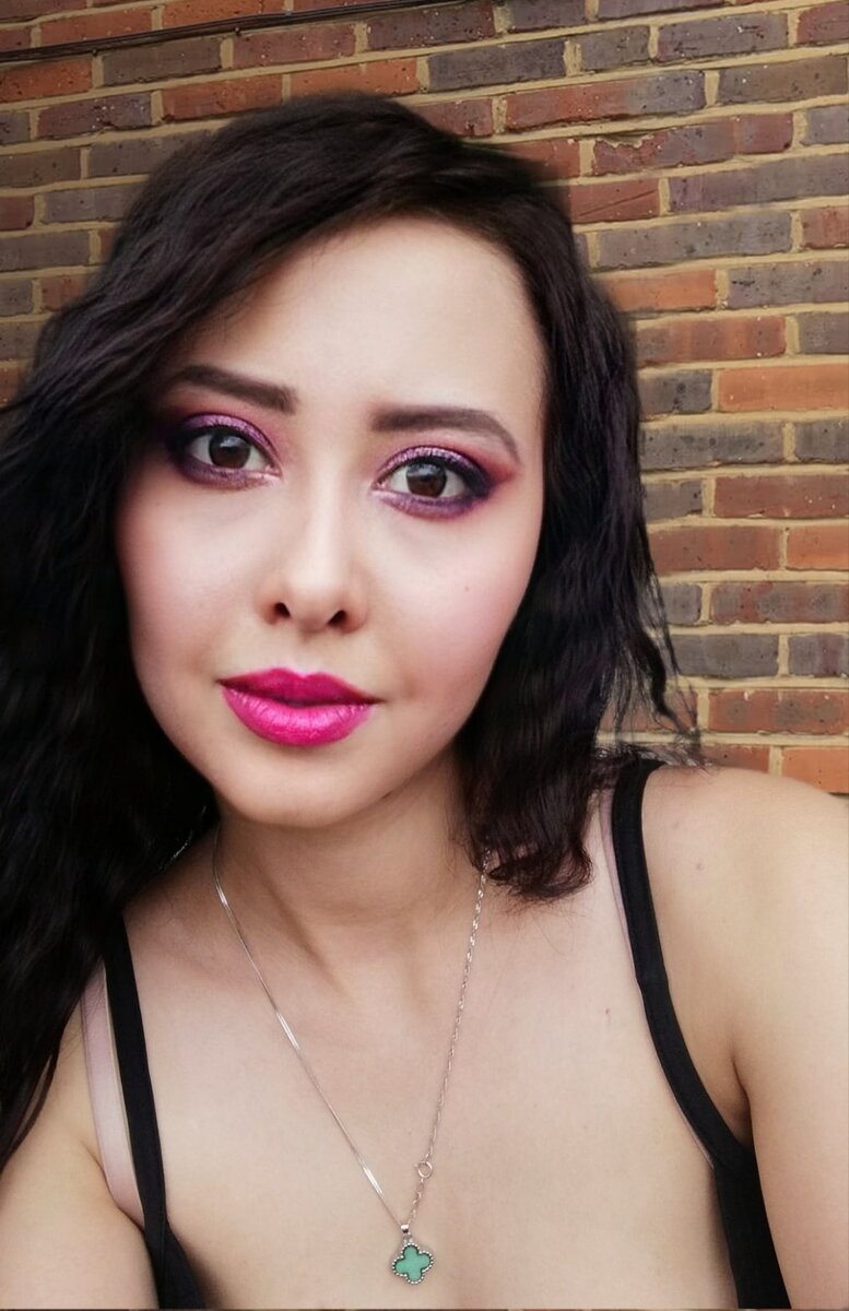 Макияж глаз, выполнен не только тенями, но и красной губной помадой!