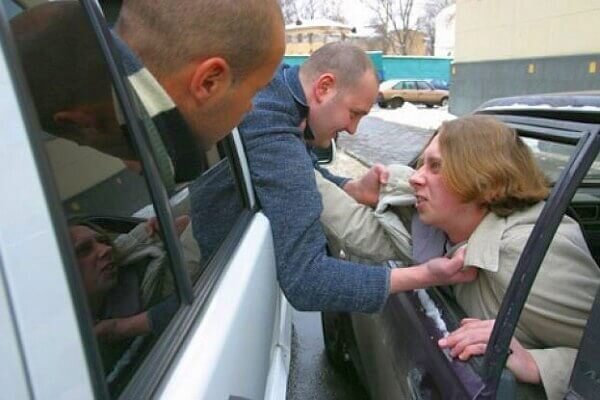                     Запомните! При ДТП нельзя покидать место происшествия, иначе по статье 12.17 ч. 2 Кодекса об административных правонарушениях! Тому, кто нарушил, грозит лишение прав от 1 до 1,5 лет. 
