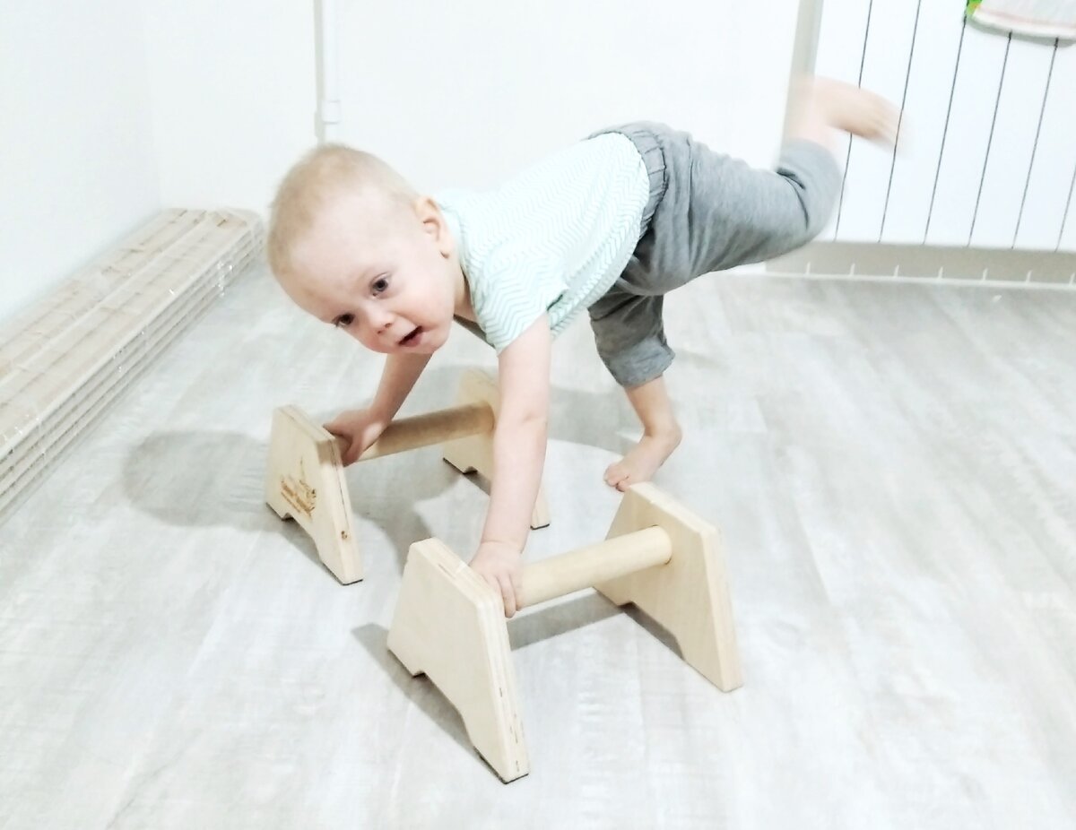Андрюша (1 год и 5 месяцев) "тренируется".