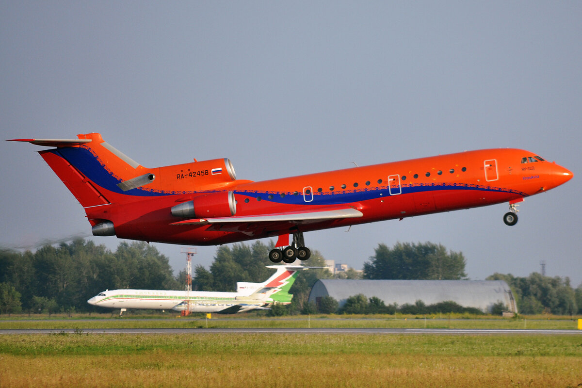 Красавиа як. Красавиа як. Як 42д красавиа. Як-42д красавиа ra-42458. Як 42 красавиа самолет.
