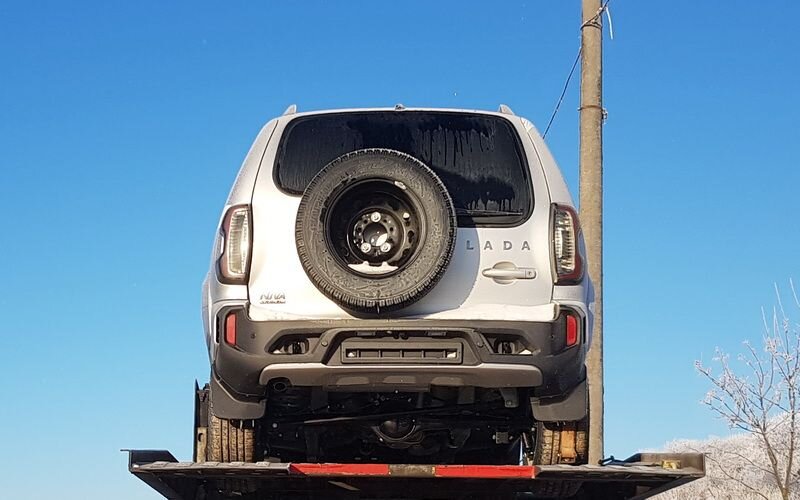 АвтоВАЗ начал поставки новой Lada Niva Travel белорусским дилерам. Машина доступна в пяти комплектациях с безальтернативным двигателем 1.7 и 5-ступенчатой «механикой».