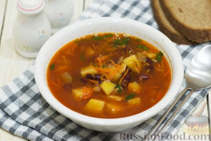 фасоль, картофель, лук репчатый, морковь, томат-паста, соль, перец чёрный молотый, зелень петрушки, масло растительное, лавровый лист, вода
