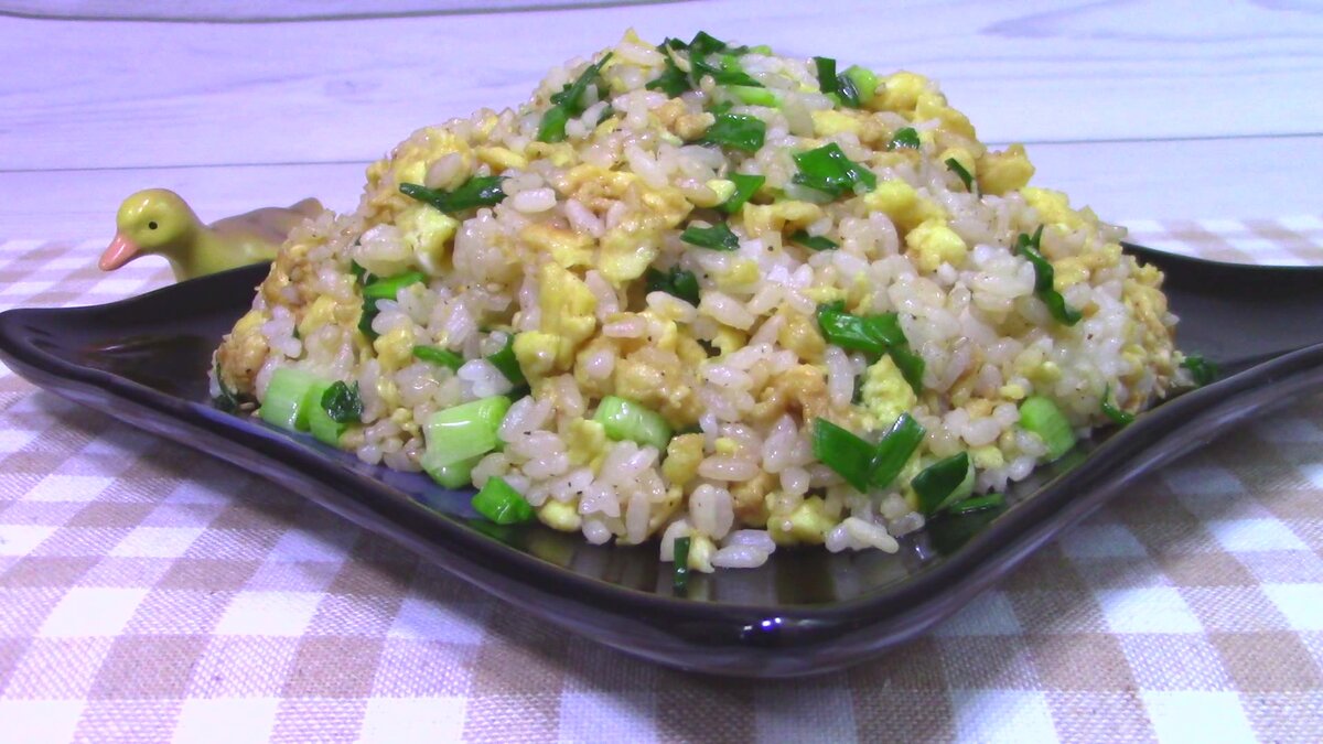 Здравствуйте дорогие подписчики и новые читатели! Часто бывает, что не знаешь как приготовить  вкусно остатки вареного риса. На следующий день он становится жестким и не вкусным, предлагаю рецепт приготовления остатков вареного риса. Готовится очень просто и занимает буквально 5 минут.